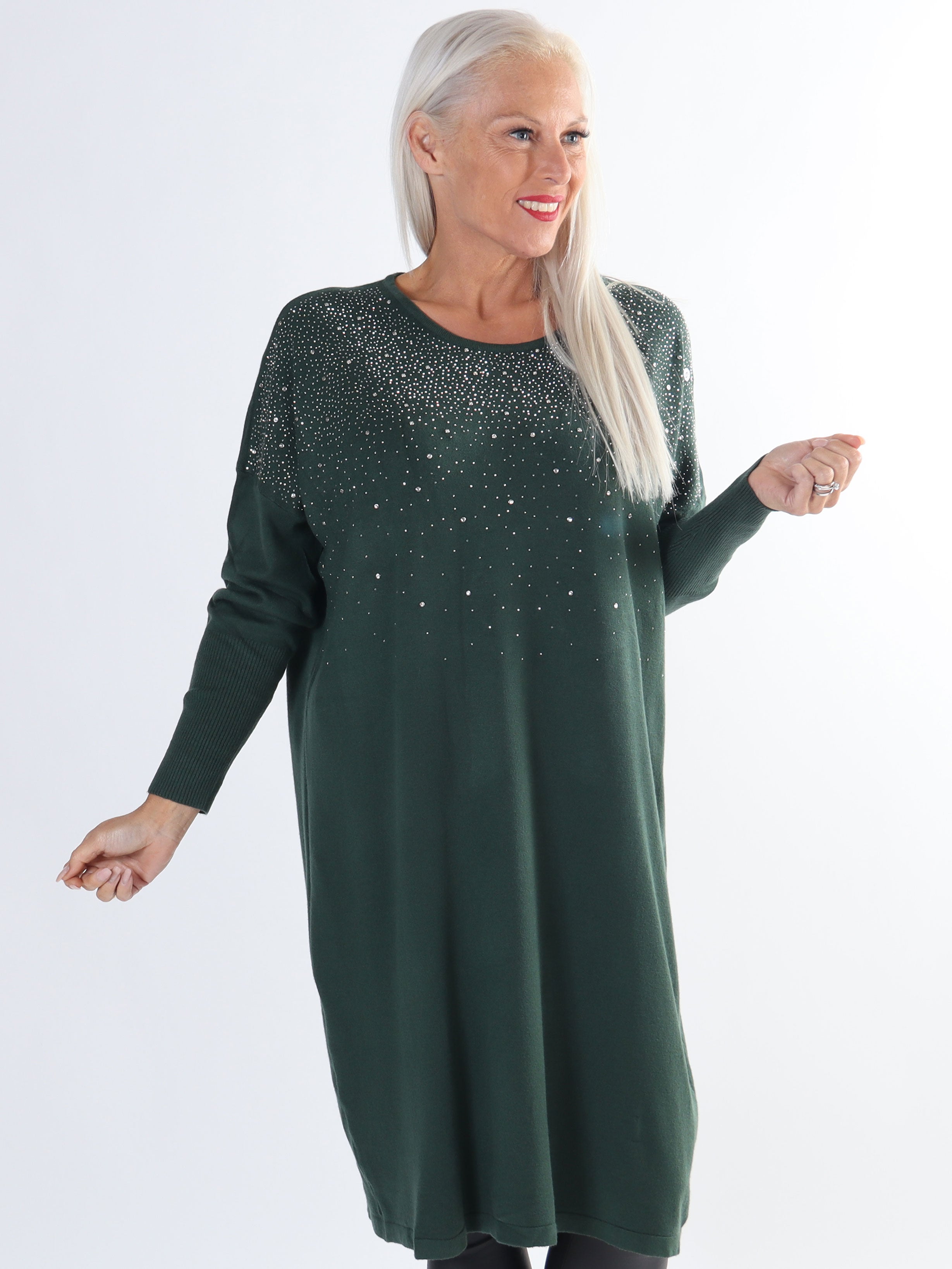 Yasha - Mjuk stickad plus size klänning i elastiskt tyg utsmyckad med strass